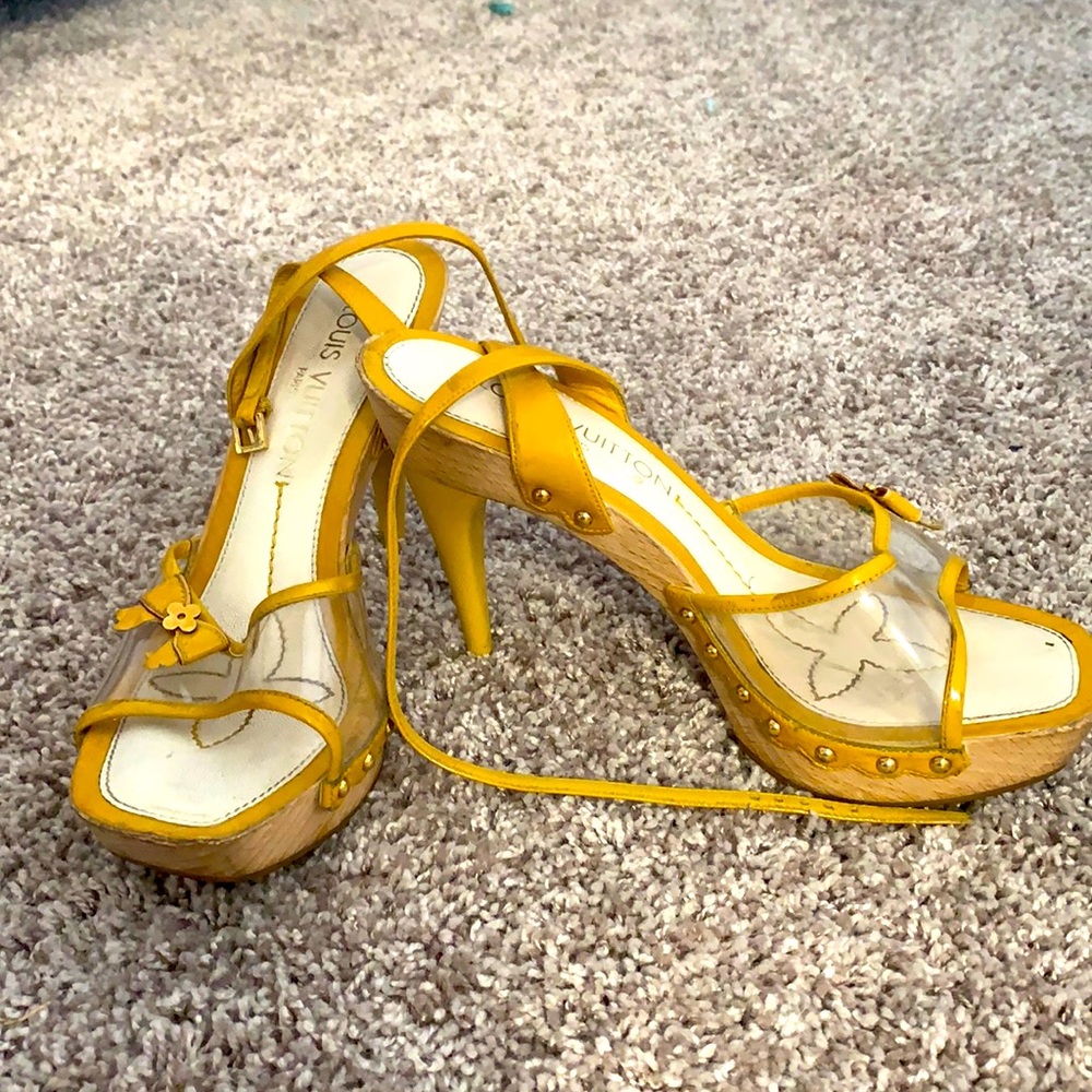 LOUIS VUITTON
Yellow Patent Leather Wood Platform Heels